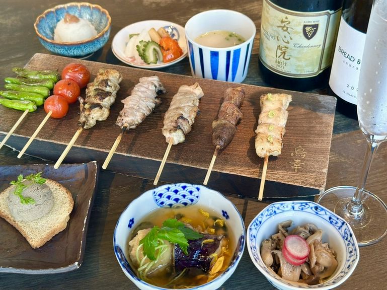 先付、前菜から焼鳥、名物の白レバー串、八ヶ岳卵を使用した〆のご飯までついたコースです。