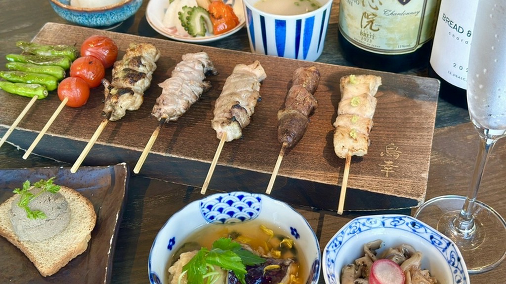 先付、前菜から焼鳥、名物の白レバー串、八ヶ岳卵を使用した〆のご飯までついたコースです。