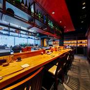 料理人が目の前で造る臨場感、その日のオススメや、お酒に合う料理をご提案致します