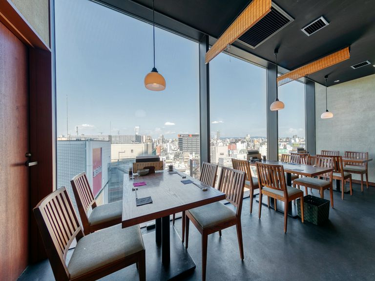 大きな窓から景色を眺めつつ、炉端焼きと日本酒に舌鼓