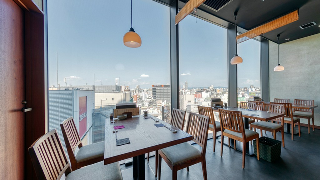 大きな窓から景色を眺めつつ、炉端焼きと日本酒に舌鼓