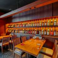 人気の炉端焼きに加え、さまざまな四季の素材を用いたコースも人気。店内は和を基調とした落ち着いた空間で、ゆったりとくつろげます。同僚や友人との会話を弾ませつつ、和食と日本酒を堪能。