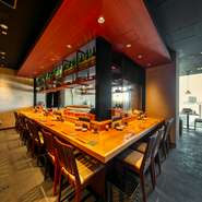 ランチ・ディナー問わず、一人でも気軽に入ることができる料理店。料理人が腕を振るう様子を眺められるカウンターは、焼き上がる香りや音など五感をくすぐり食欲を刺激します。