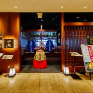 ヘルシーな和食は女性グループからも高い人気を誇ります。14時半までオーダーできるランチから、吟味した素材を網羅した贅沢なコースまでバラエティーが豊富。テーブルに華を添える日本酒も欠かせません。