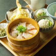 海老・穴子天盛りとお造りの定食や天然真鯛のお茶漬け御膳など、オススメのメニューもございます。また≪数量限定≫炭焼き　国産牛サーロインステーキ定食も、ぜひ！