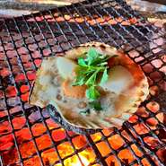 新鮮な殻付きホタテをバター醤油で炭火で焼き上げます。