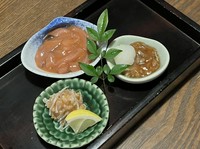 その日により内容は変わります。
※写真はイカの塩辛・カニ味噌・エイヒレとなります。