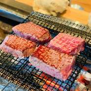 ほとばしる肉の美味しさをかみしめられる『国産牛サーロイン炭火焼き』
