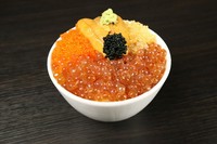 3種類の魚卵とウニを使用した贅沢ご飯。
イクラ・とびっこ・ウニが口のなかで弾け踊ります。