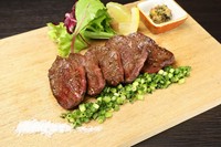当店名物の一品。味わいジューシーな厚切りのタンを是非どうぞ。