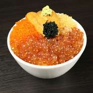 3種類の魚卵とウニを使用した贅沢ご飯。
イクラ・とびっこ・ウニが口のなかで弾け踊ります。