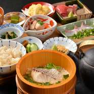 人気ナンバー1
（小鉢2種／香の物／味噌汁／刺身／逸品／鯛茶漬けセット／甘味）
※鯛めしおかわりできます。
※＋220円で味噌汁をうどんに変更可能