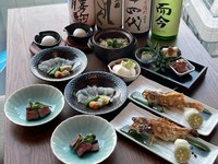 メインはクエのお刺身、蟹と蟹味噌の甲羅焼き、和牛サーロイン備長炭、厳選鮮魚のお造りや季節の前菜。