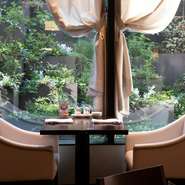 買物デートを締めくくる、ディナーを上海料理で素敵に演出。四季の移ろいを感じられる窓側には、カップルにふさわしい2名席も設えています。座り心地の良いソファーなので、ゆったり会話も料理も美酒も楽しめます。