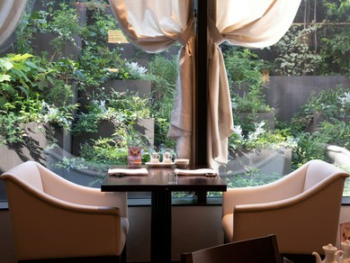 春夏秋冬の移ろいを感じる中庭を望む、窓側の席はデートにも◎