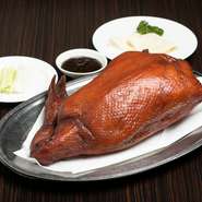 親鳥、卵、孵化、そして製品まで一括管理した“本物の北京填鴨”が絶品。脂が乗った厚みのあるしっかりとした皮の、パリパリとした香ばしさと風味が堪りません。中華クレープと薬味や特製甜麺醤でいただきます。