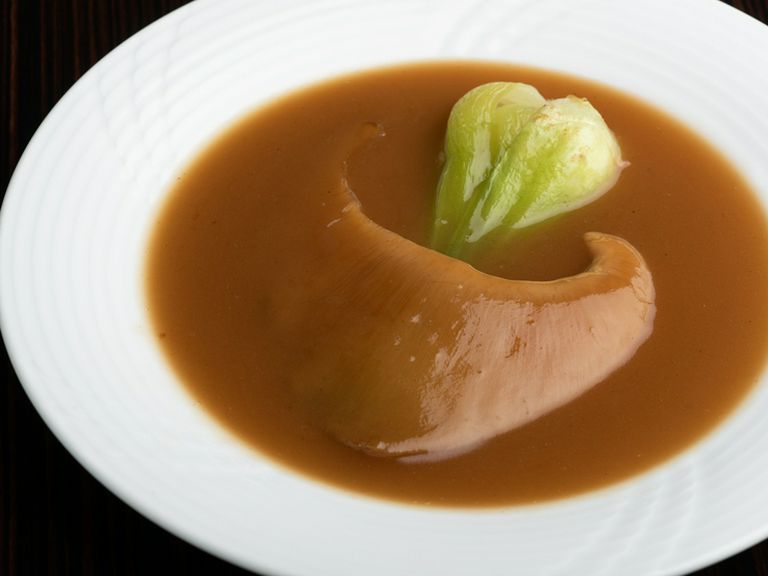 上質なヨシキリ鮫の尾ビレを贅沢に味わう『フカヒレの姿煮込み』