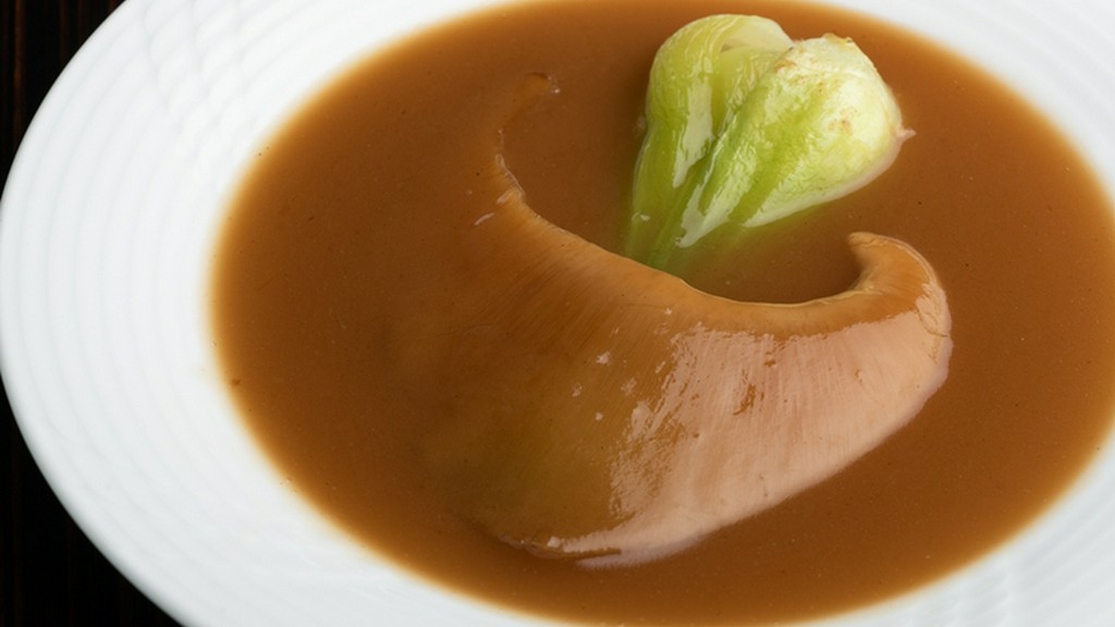 上質なヨシキリ鮫の尾ビレを贅沢に味わう『フカヒレの姿煮込み』