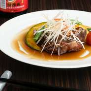 香ばしく焼き、柔らかな肉感に仕上げたスペアリブを、中国江蘇省鎮江でつくられた黒酢でいただく一皿。高温の油で揚げた豚のサクッとした食感が、柔らかな香りと甘美な酸味がまろやかな黒酢ソースと相性抜群です。