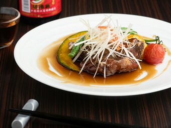 中国江蘇省鎮江でつくられた黒酢が香る、芳醇な味わいの『スペアリブの黒酢仕立て』