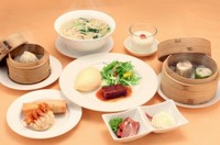二種冷菜、二種揚げ点心、二種蒸し点心、小籠包、上海バーガー、ハーフつゆそば、デザート