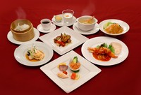 ○前菜四種
○点心二種
○蟹爪と白菜のスープ
○ソフトシェルクラブのチーズチリソース
○牛肉と牡蠣のXO醤炒め
○白身魚と巻き湯葉の葱生姜蒸し
○フカヒレかけ ご飯 又は つゆそば
○デザート二種
○コーヒー