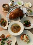 お一人様分に北京ダック２本付き！他にもフカヒレ料理などお楽しみいただけるおすすめコースです。
