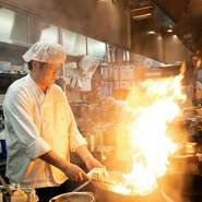 上海生まれ・上海育ちの料理長。「感動を与えられる料理」を目指し、本場の味を日本に広めるべく、日々努力を惜しみません。食べる人の“口福”を願いながら一皿ごとに真心を込めて、調理しています。