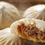 維新號の手作り月餅です。
素朴な甘みが特徴の小ぶりな月餅はあずき、蓮の実、なつめ、ごまの４種類を用意しております。