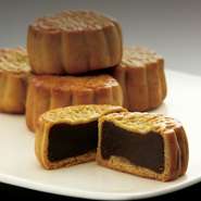 維新號の手作り月餅です。
素朴な甘みが特徴の小ぶりな月餅はあずき、蓮の実、なつめ、ごまの４種類を用意しております。