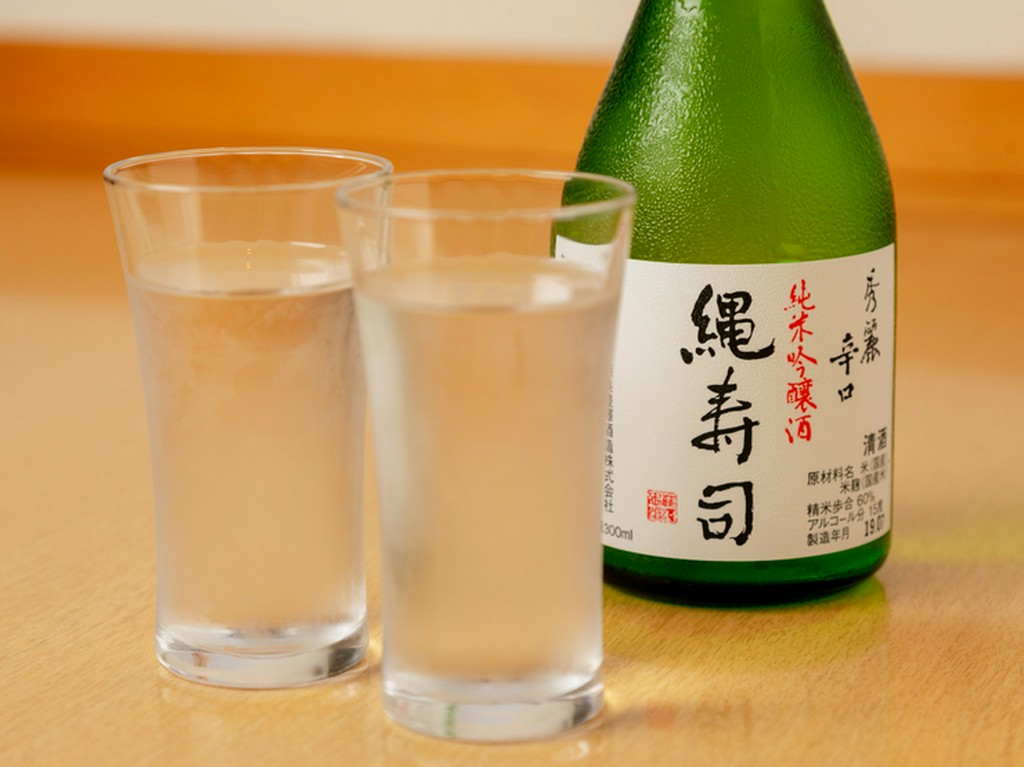 キリッと辛口。オリジナルの「純米吟醸酒　縄寿司」が寿司に合う