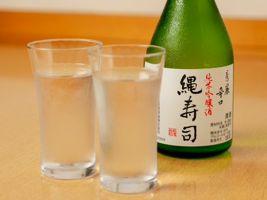 キリッと辛口。オリジナルの「純米吟醸酒　縄寿司」が寿司に合う