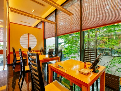 世代を問わず、気軽に本格寿司と和食を味わえる和みの空間