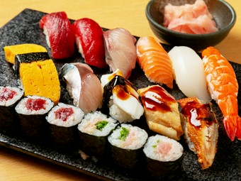 にぎり11貫、細巻1本。種類豊富でボリューム満点の『葵』