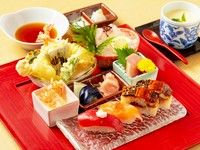 天ぷら盛り合わせ、お造り、寿司、茶碗蒸し、香の物を堪能できる一押しセットメニュー。一つひとつ丁寧な仕事を感じる、バリエーション豊かな料理をいただけます。少量多品で味わいたい方にオススメです。