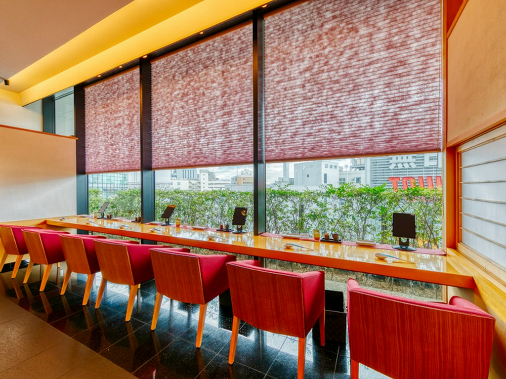 なんばの景色を望む窓側席で、肩を並べてゆったりデートはいかが