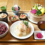 [副菜3種]＋[十六穀米]＋[豚汁]＋[グリーンジュース]＋[土鍋おぼろ豆ふ or 野菜せいろ蒸し]