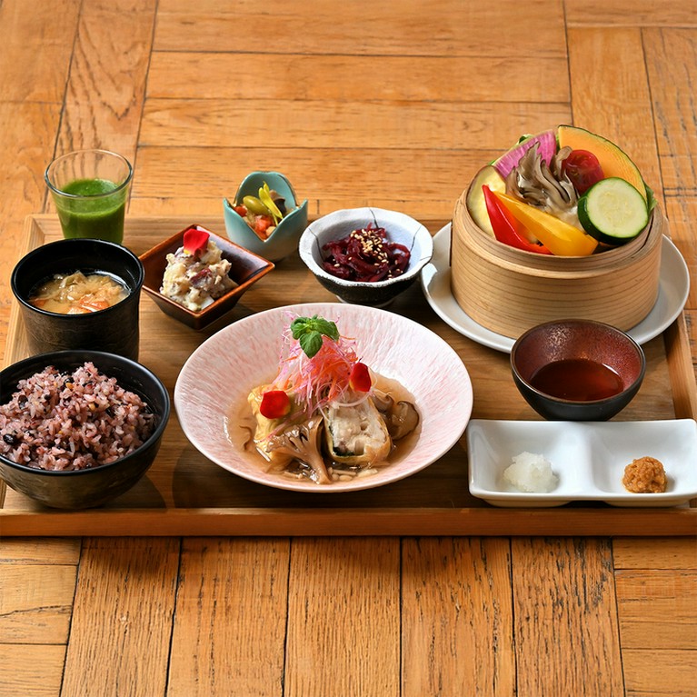  白身魚の湯葉包み蒸し膳～キノコの黒酢餡かけ～