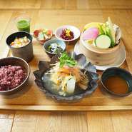 [副菜3種]＋[十六穀米]＋[豚汁]＋[グリーンジュース]＋[土鍋おぼろ豆ふ or 野菜せいろ蒸し]