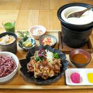 [副菜3種]＋[十六穀米]＋[豚汁]＋[グリーンジュース]＋[土鍋おぼろ豆ふ or 野菜せいろ蒸し]