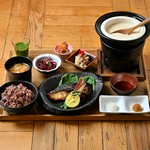 [副菜3種]＋[十六穀米]＋[豚汁]＋[グリーンジュース]＋[土鍋おぼろ豆ふ or 野菜せいろ蒸し]