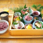 [小鉢9種]＋[十六穀米]＋[豚汁]＋[グリーンジュース]
季節の食材を使用した、彩り豊かな9種の小料理をお楽しみください。