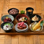 [小鉢9種]＋[十六穀米]＋[豚汁]＋[グリーンジュース]
季節の食材を使用した、彩り豊かな9種の小料理をお楽しみください。