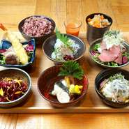 [惣菜6品]＋[十六穀米]＋[豚汁]＋[グリーンジュース]
旬の食材を使用した、シェフ手作りの6種のお惣菜膳です。