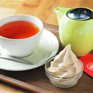 食後には、余分なカロリー摂取も抑えられる紅茶（ムレスナティー）に、自家製デザートのセット。※セットのみご注文のお客様は1100円です。