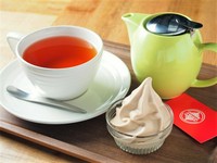食後には、余分なカロリー摂取も抑えられる紅茶（ムレスナティー）に、自家製デザートのセット。※セットのみご注文のお客様は1100円です。