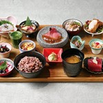 定食には食前メニュー「グリーンジュース」に、主菜と小鉢3種、十六穀米、豚汁が付きます。さらに土鍋を使ってお席で炊き上げる「土鍋おぼろ豆ふ」か、素材の旨味を活かした「野菜せいろ蒸し」をお選びください。