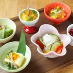 季節のお野菜を主に和洋折衷おりまぜ、カラダがよろこぶヘルシーな小鉢。その日のおすすめの三種をご用意。