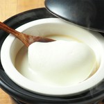 土鍋を使って、お席で炊き上げたできたての豆ふをお召し上がりいただけます。