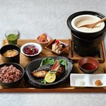 土鍋を使って、お席で炊き上げたできたての豆ふをお召し上がりいただけます。